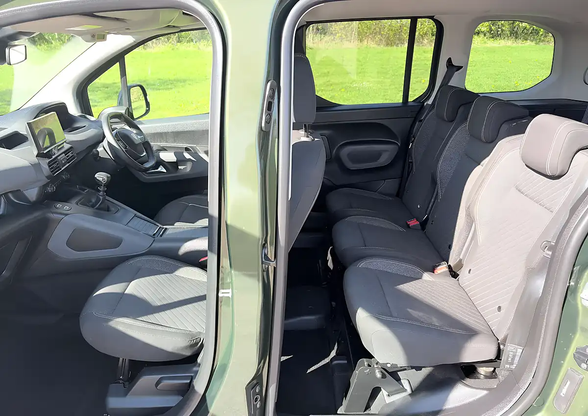 Used 2024 Peugeot Rifter Horizon Green - Interior and Exterior details 10