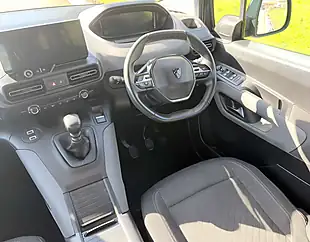 Used 2024 Peugeot Rifter Horizon Green - Interior and Exterior details 11