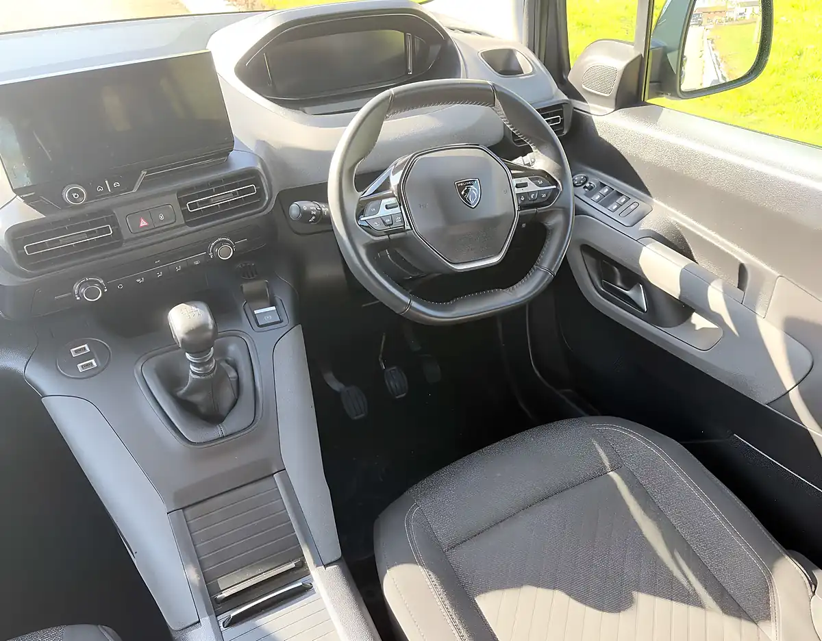 Used 2024 Peugeot Rifter Horizon Green - Interior and Exterior details 11