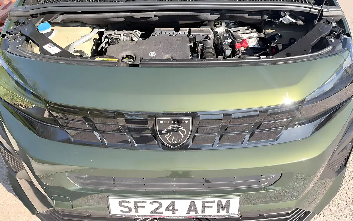 Used 2024 Peugeot Rifter Horizon Green - Interior and Exterior details 12