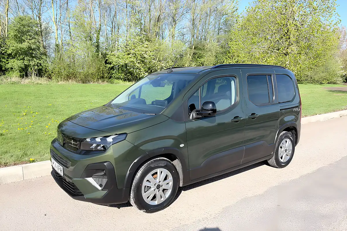 Used 2024 Peugeot Rifter Horizon Green - Interior and Exterior details 4