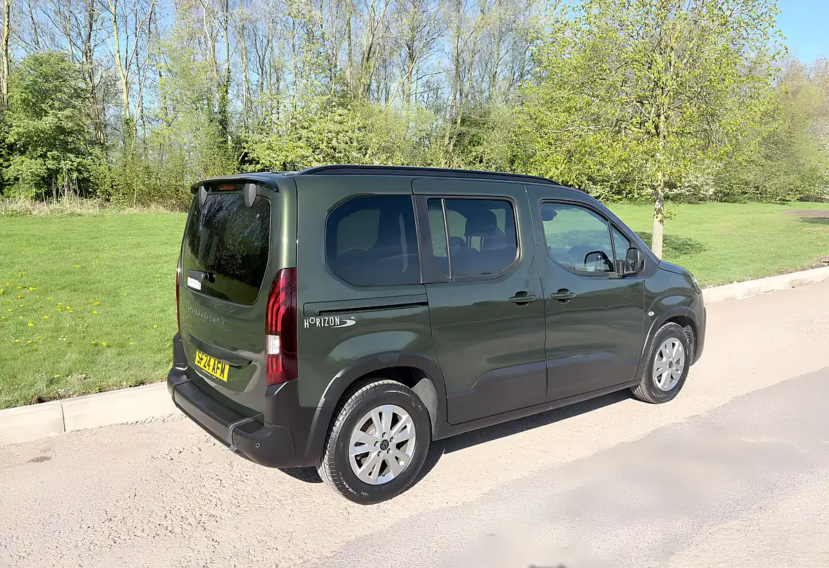 Used 2024 Peugeot Rifter Horizon Green - Interior and Exterior details 5