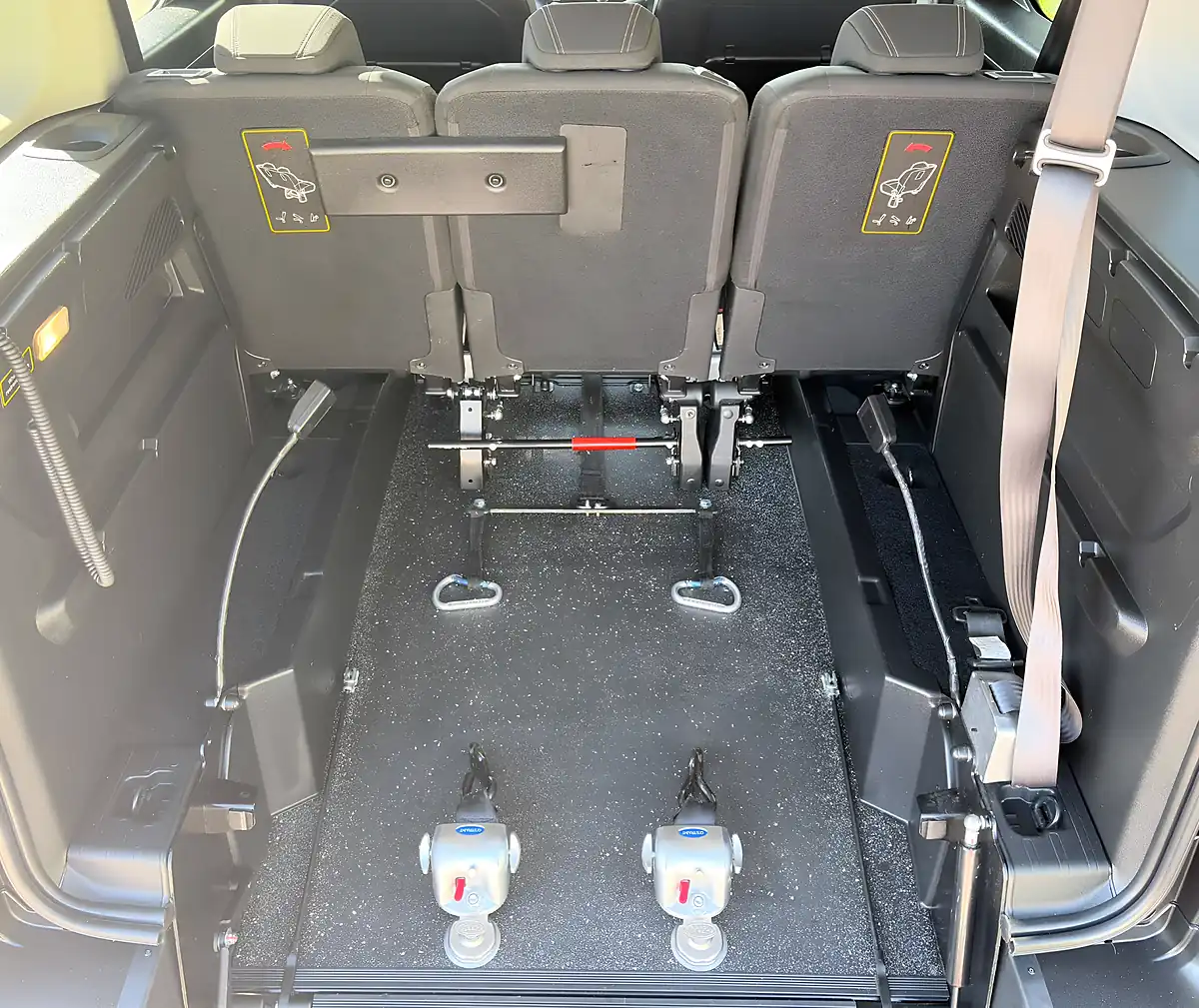 Used 2024 Peugeot Rifter Horizon Green - Interior and Exterior details 7