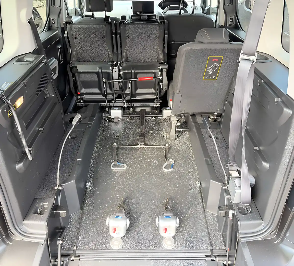 Used 2024 Peugeot Rifter Horizon Green - Interior and Exterior details 8
