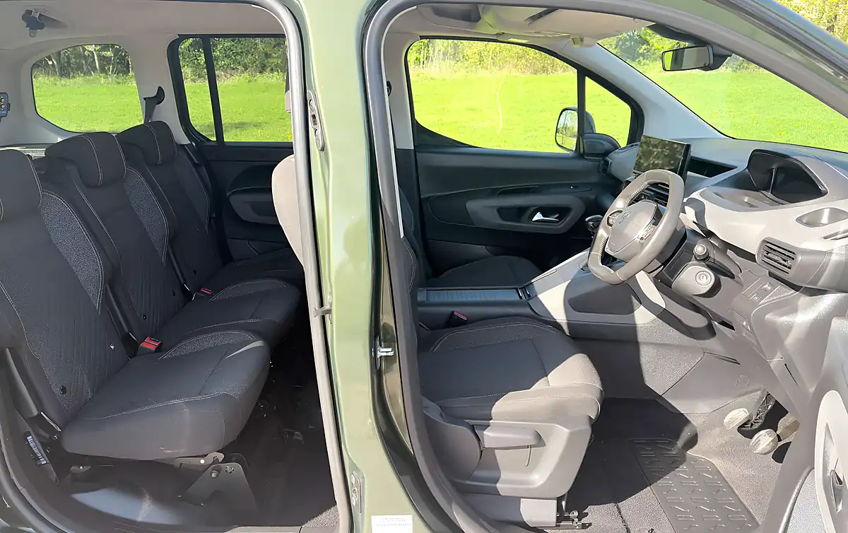 Used 2024 Peugeot Rifter Horizon Green - Interior and Exterior details 9