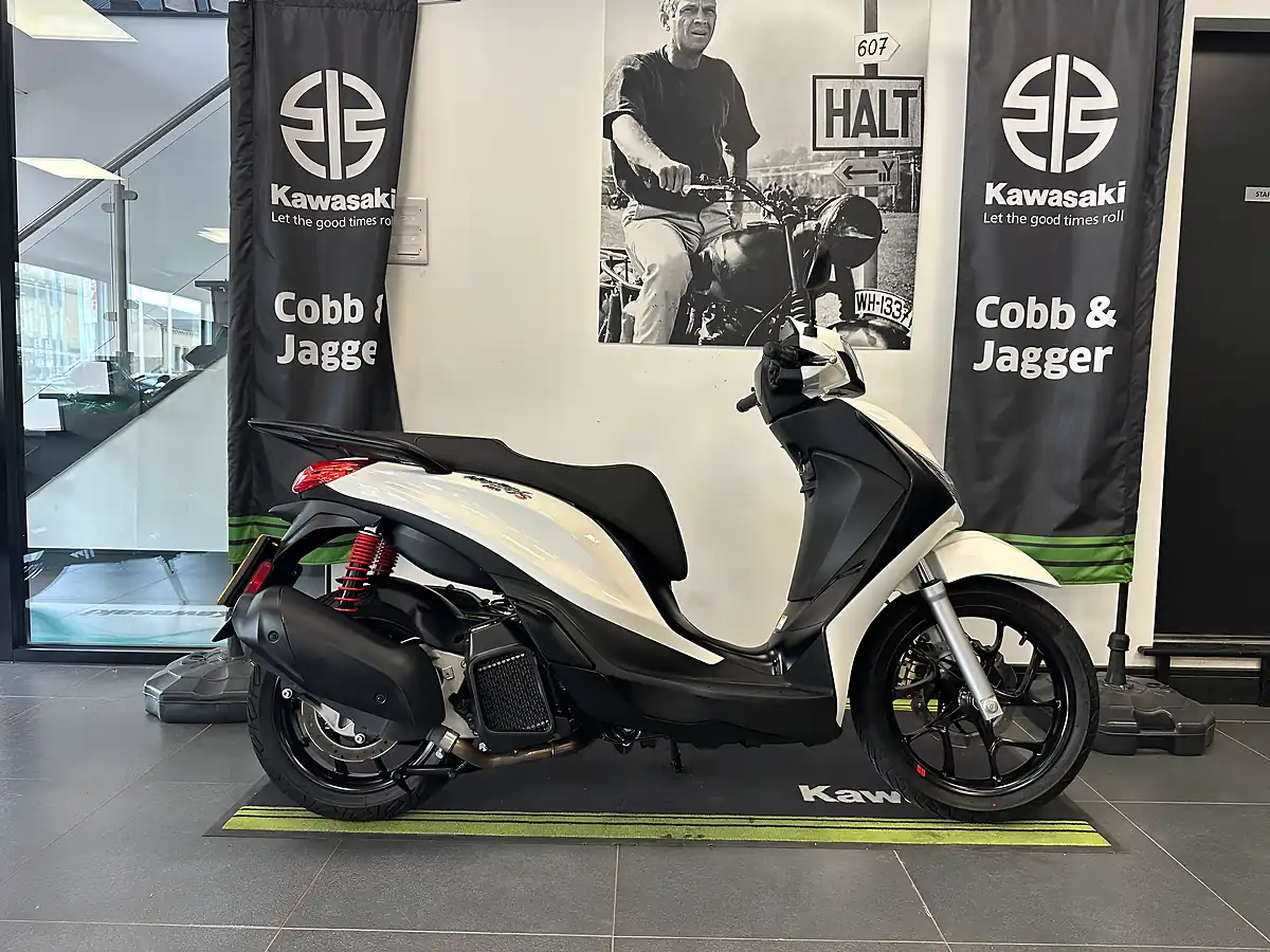 Used 2024 Piaggio Medley 125 S White - Front View