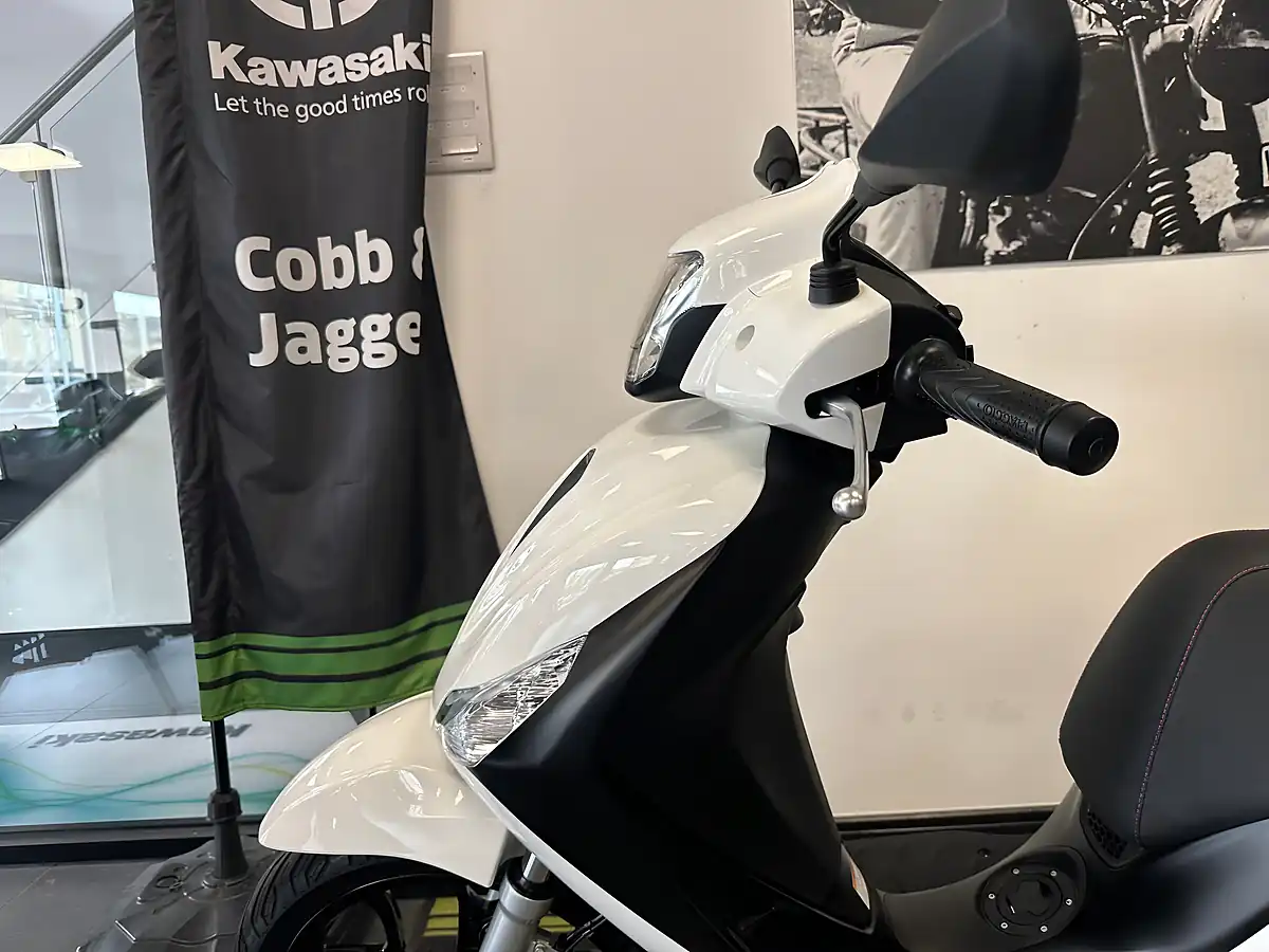 Used 2024 Piaggio Medley 125 S White - Interior and Exterior details 11
