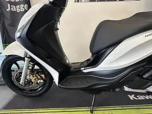 Used 2024 Piaggio Medley 125 S White - Interior and Exterior details 12