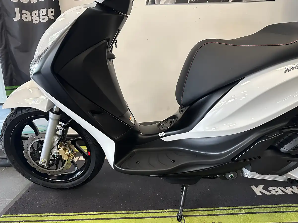Used 2024 Piaggio Medley 125 S White - Interior and Exterior details 12