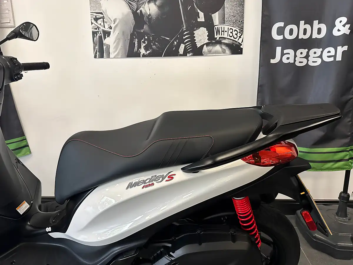 Used 2024 Piaggio Medley 125 S White - Interior and Exterior details 13