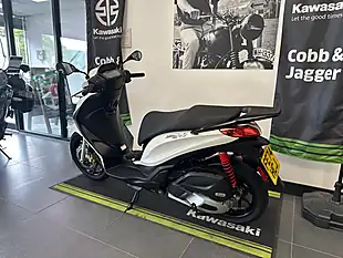 Used 2024 Piaggio Medley 125 S White - Interior and Exterior details 15
