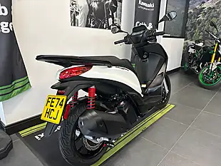 Used 2024 Piaggio Medley 125 S White - Interior and Exterior details 2