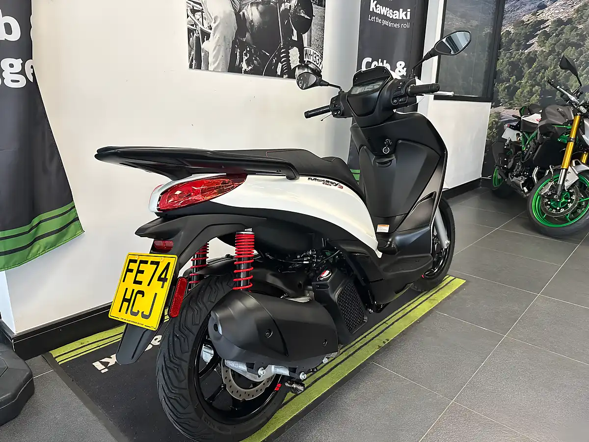 Used 2024 Piaggio Medley 125 S White - Interior and Exterior details 2