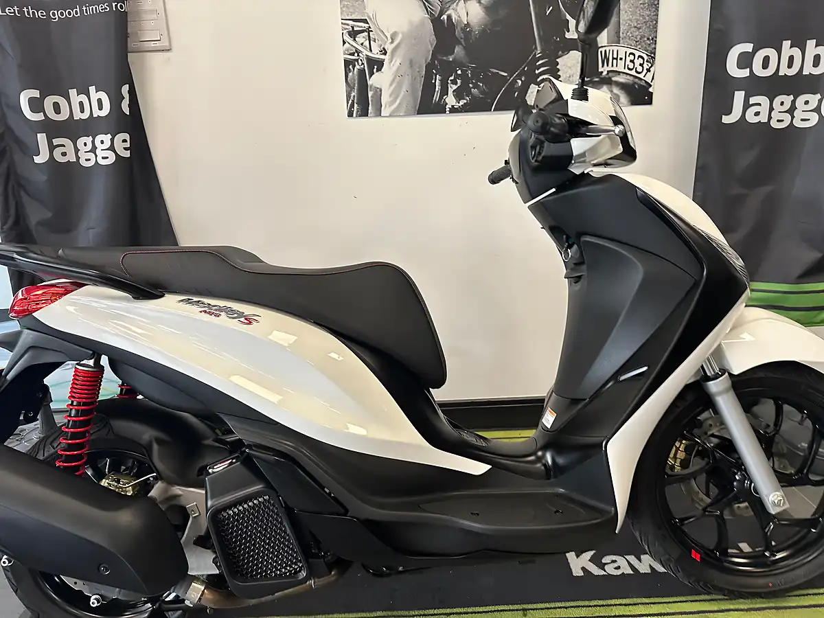 Used 2024 Piaggio Medley 125 S White - Interior and Exterior details 4