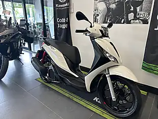 Used 2024 Piaggio Medley 125 S White - Interior and Exterior details 6