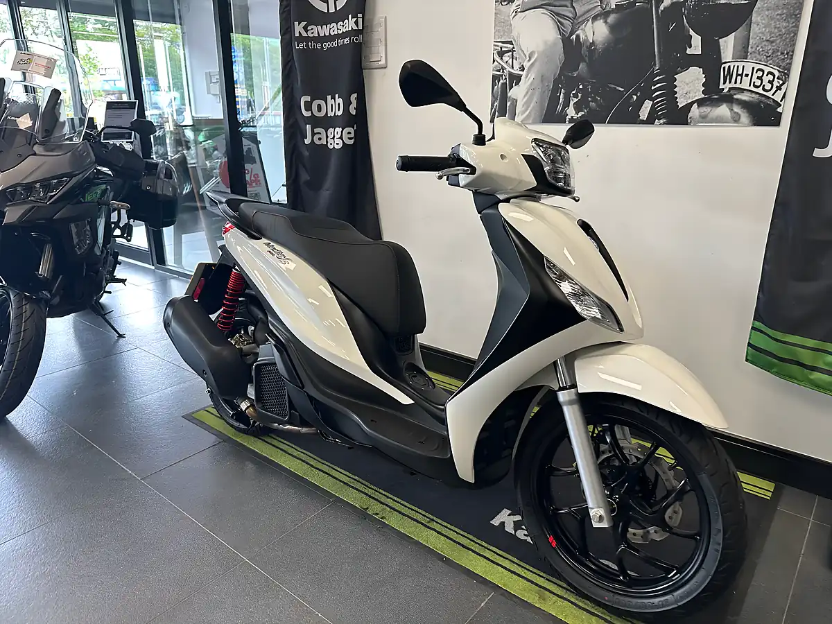 Used 2024 Piaggio Medley 125 S White - Interior and Exterior details 6