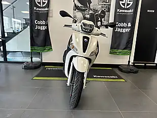 Used 2024 Piaggio Medley 125 S White - Interior and Exterior details 7