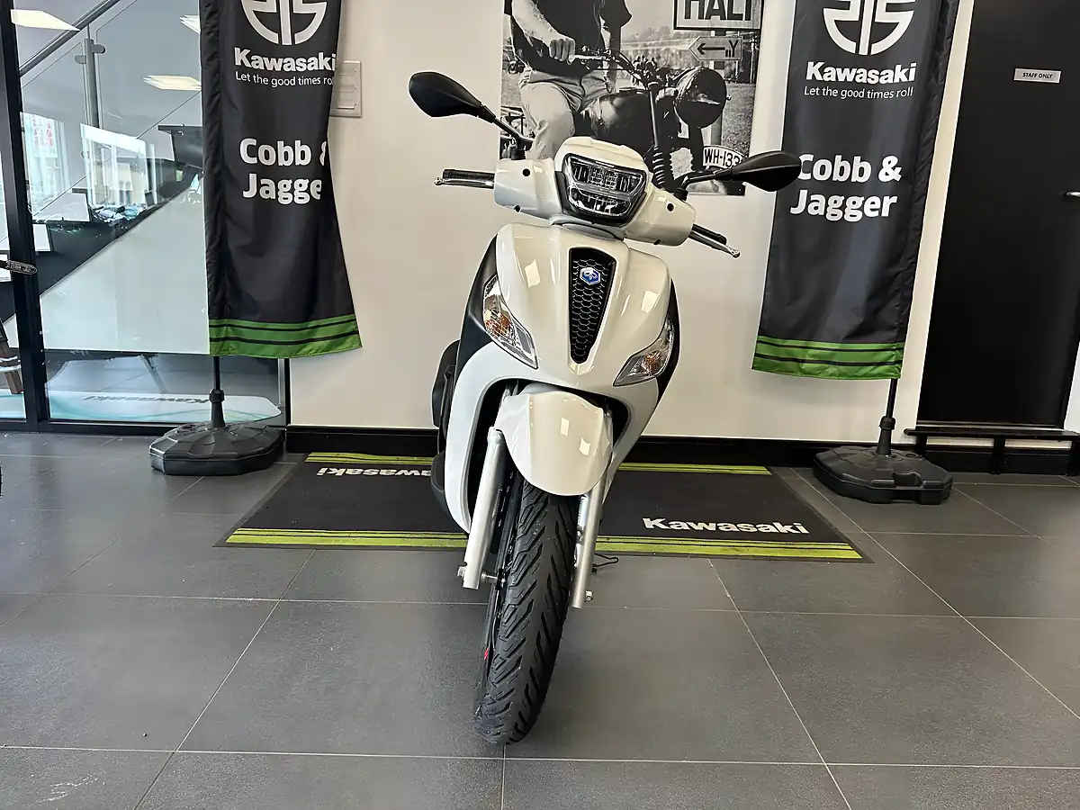 Used 2024 Piaggio Medley 125 S White - Interior and Exterior details 7