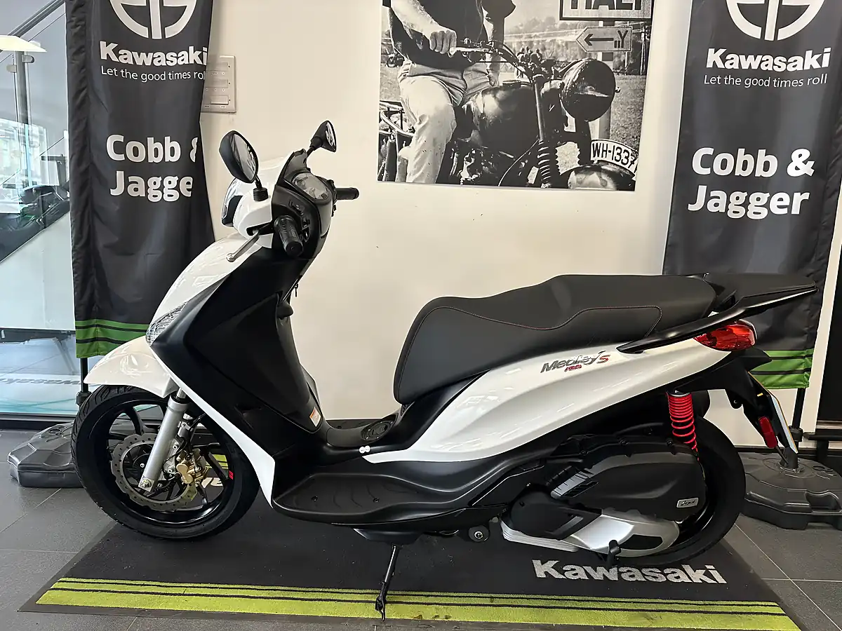 Used 2024 Piaggio Medley 125 S White - Interior and Exterior details 8