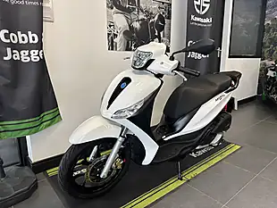 Used 2024 Piaggio Medley 125 S White - Interior and Exterior details 9