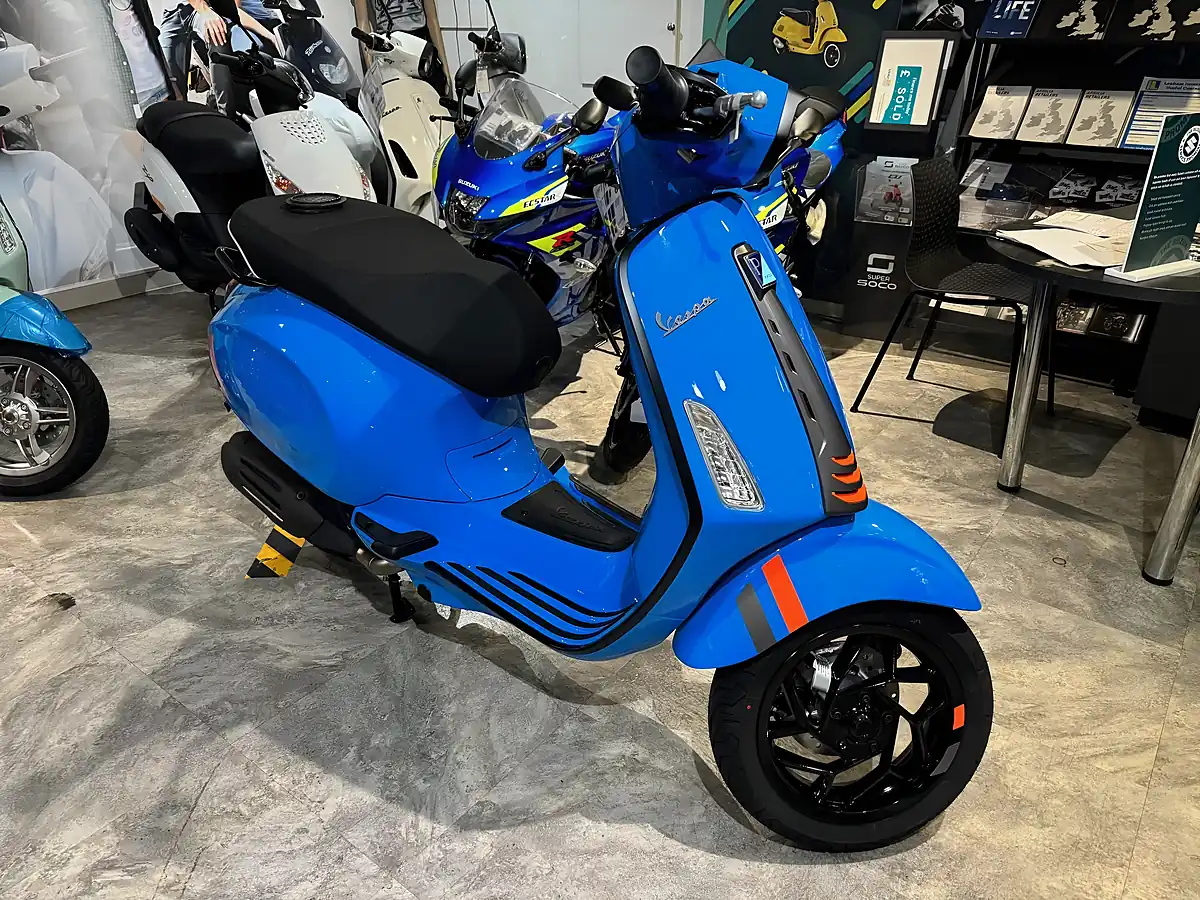 Used 2024 Piaggio Sprint S Blu Eclettico - Front View