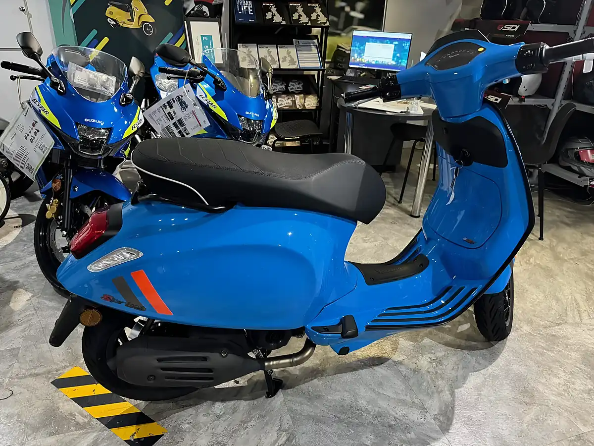 Used 2024 Piaggio Sprint S Blu Eclettico - Interior and Exterior details 2