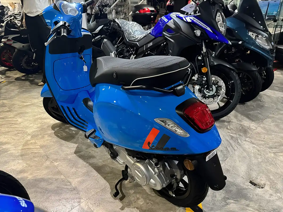 Used 2024 Piaggio Sprint S Blu Eclettico - Interior and Exterior details 3