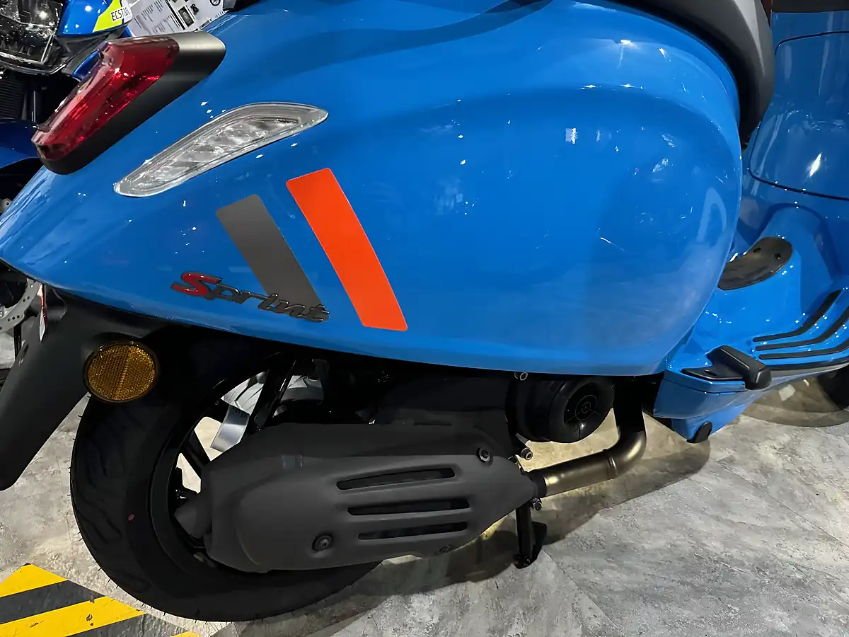 Used 2024 Piaggio Sprint S Blu Eclettico - Interior and Exterior details 6