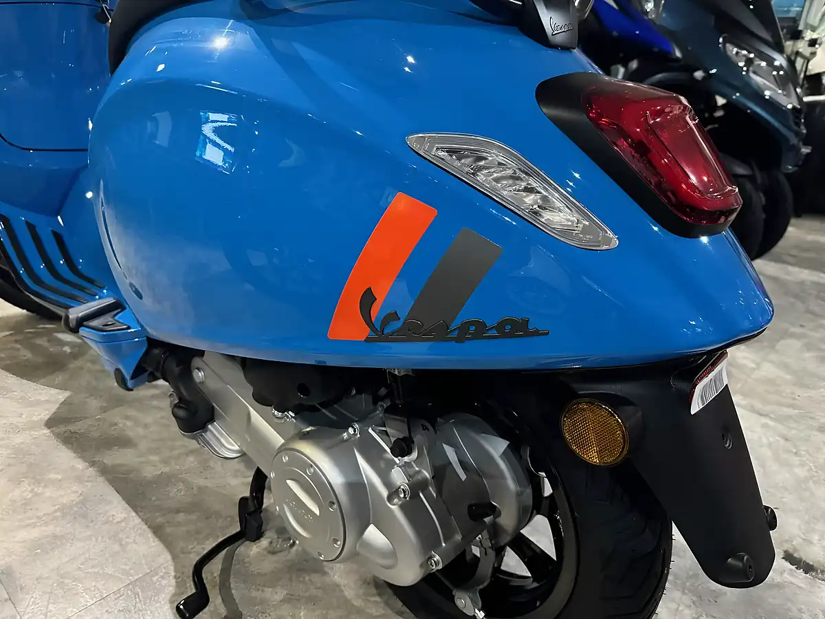 Used 2024 Piaggio Sprint S Blu Eclettico - Interior and Exterior details 7