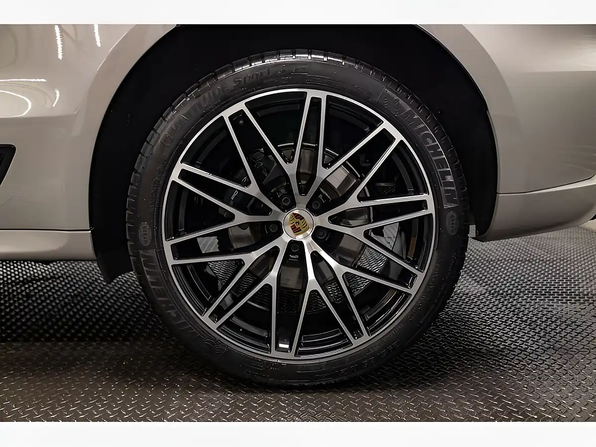 Used 2024 Porsche Macan Crayon - Interior and Exterior details 8