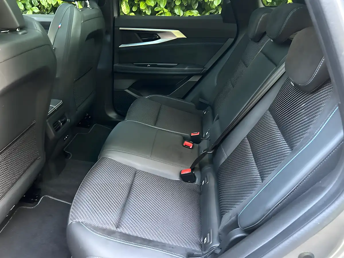 Used 2024 Renault Austral Iconic Esprit Alpine Grey - Interior and Exterior details 16