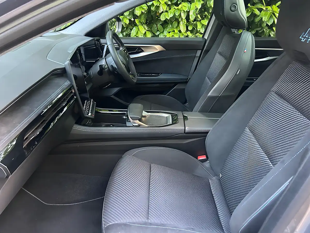Used 2024 Renault Austral Iconic Esprit Alpine Grey - Interior and Exterior details 19