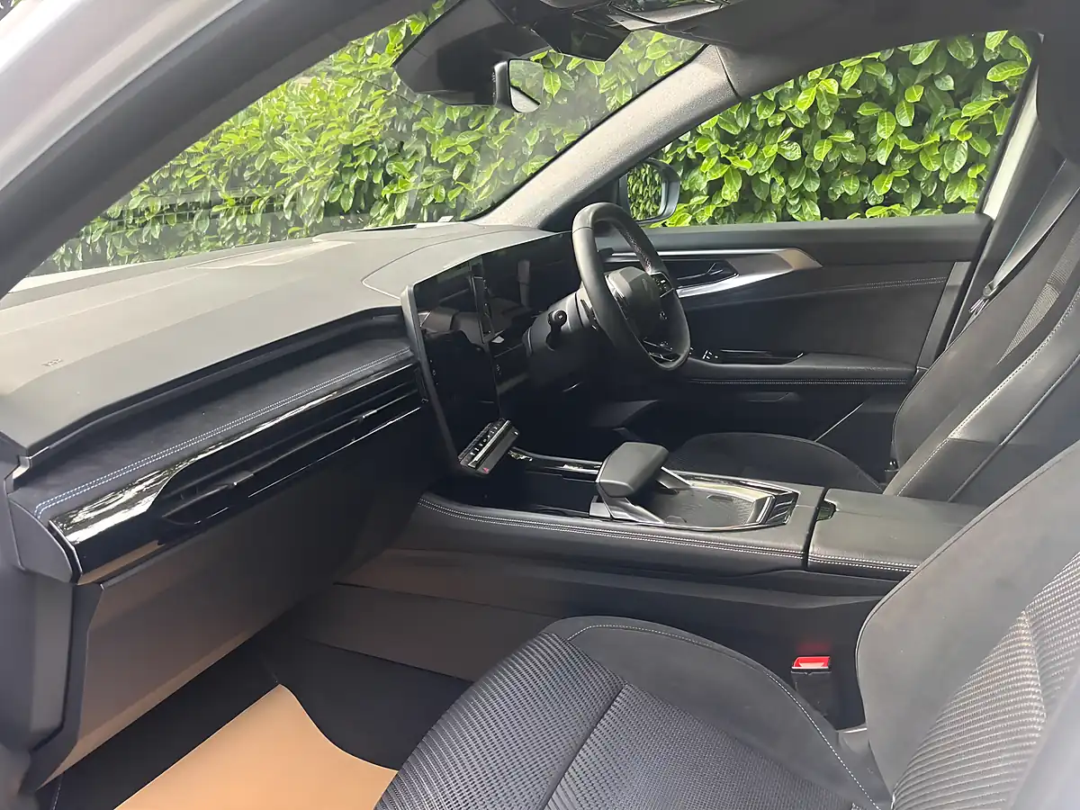 Used 2024 Renault Austral Techno Esprit Alpine White - Interior and Exterior details 17