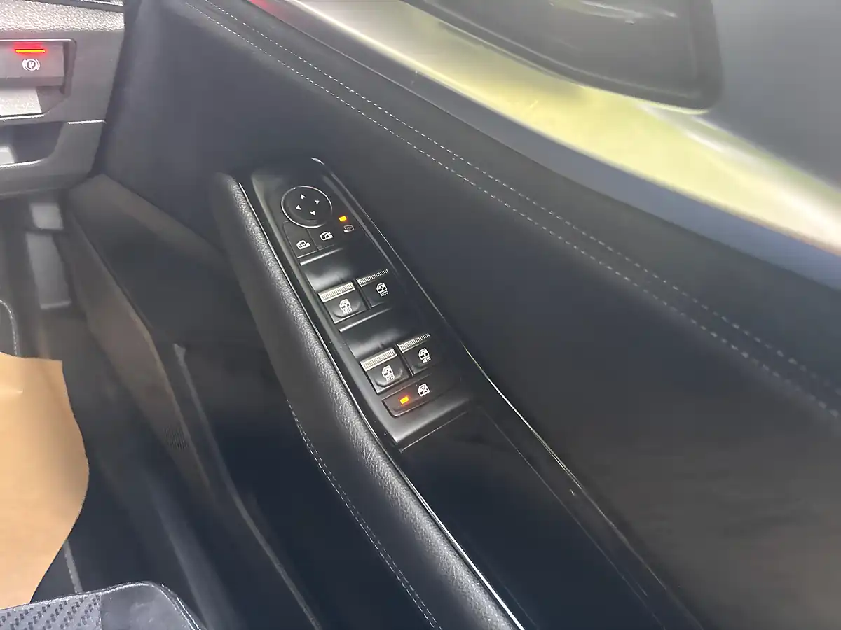 Used 2024 Renault Austral Techno Esprit Alpine White - Interior and Exterior details 20