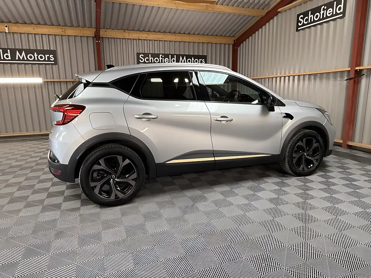 Used 2024 Renault Captur Engineered Grey - Interior and Exterior details 20
