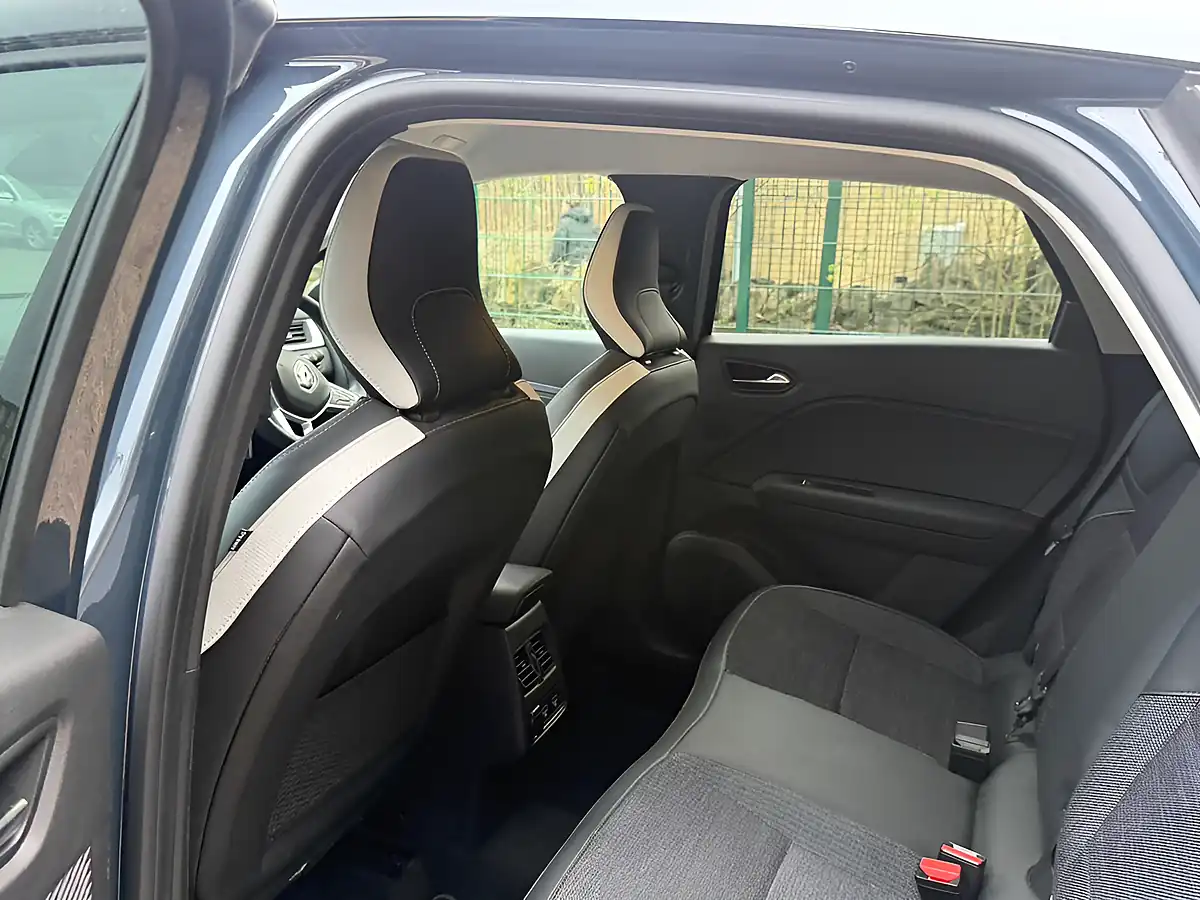Used 2024 Renault Captur Techno Blue - Interior and Exterior details 14