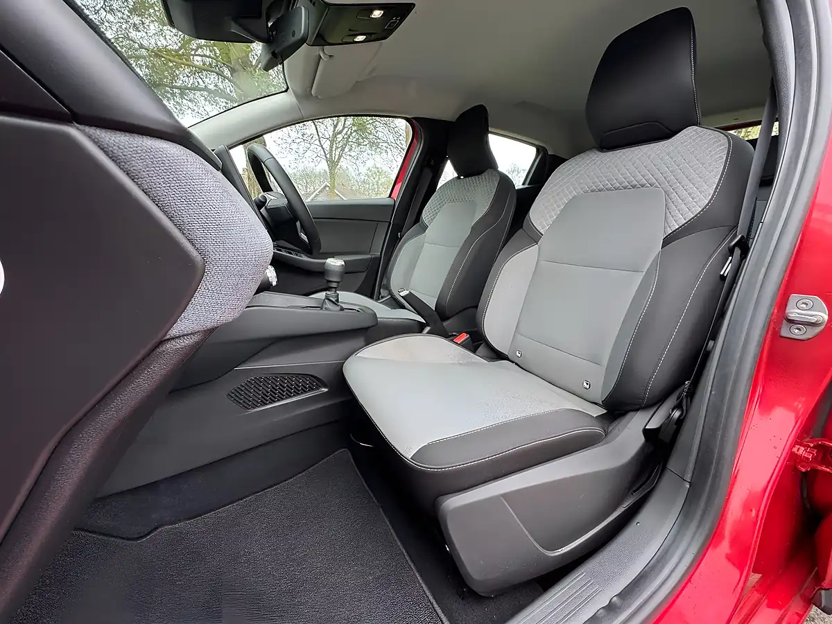 Used 2024 Renault Clio Evolution Bright Red - Interior and Exterior details 6