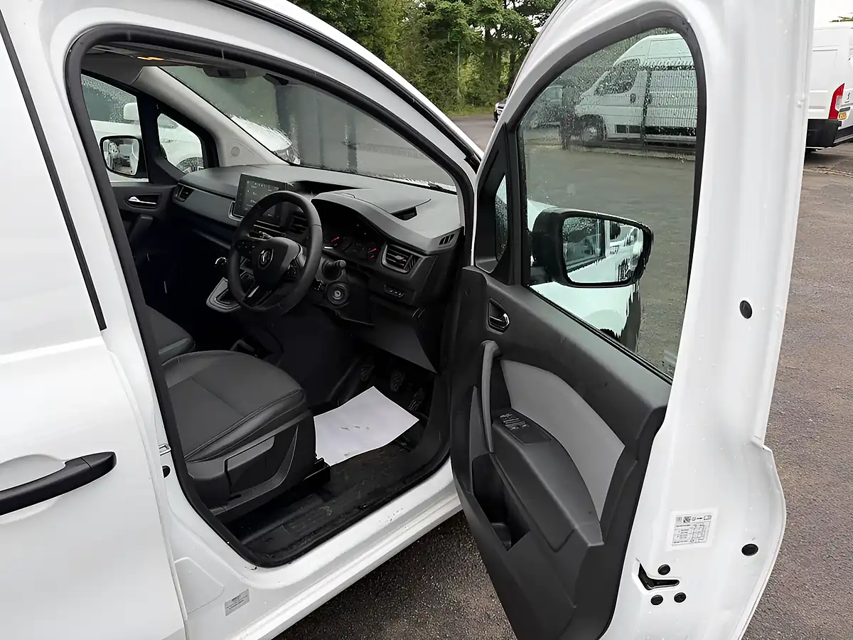 Used 2024 Renault Kangoo Advance White - Interior and Exterior details 13