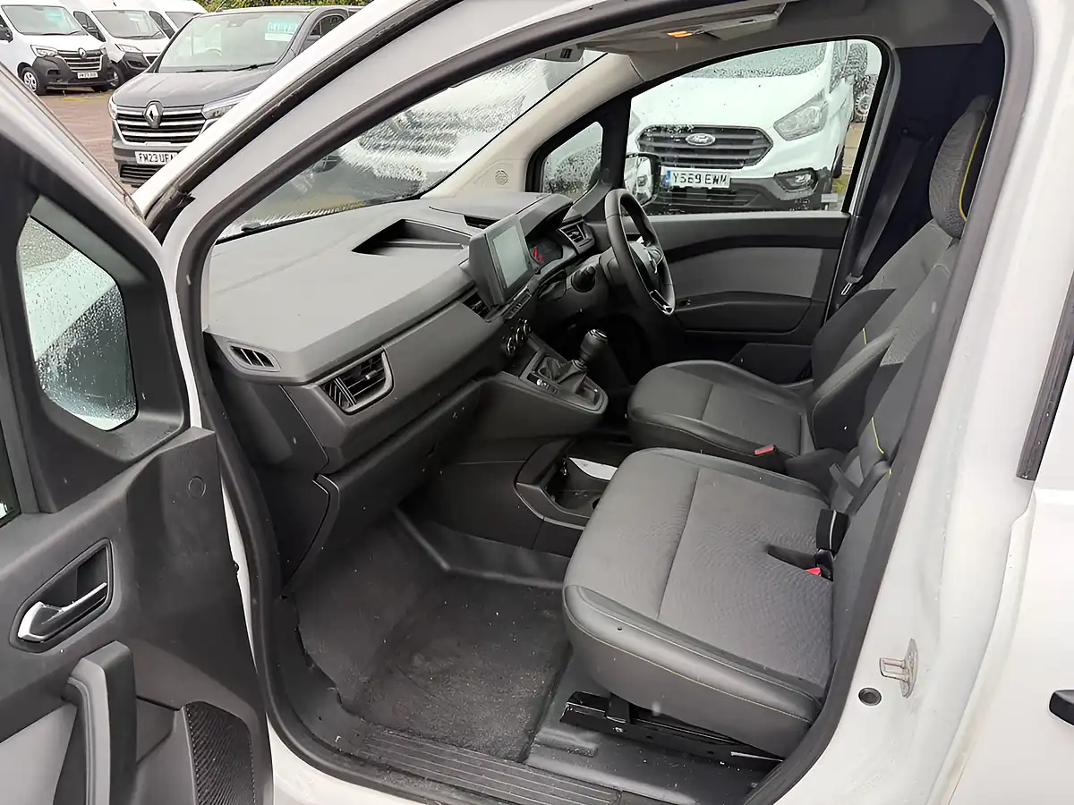 Used 2024 Renault Kangoo Advance White - Interior and Exterior details 5