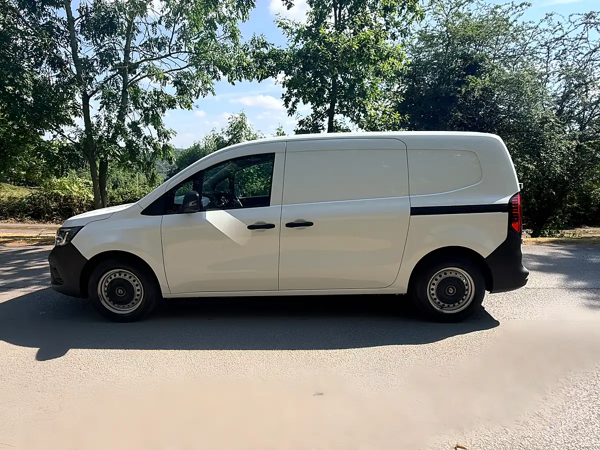 Used 2024 Renault Kangoo Advance White - Interior and Exterior details 14