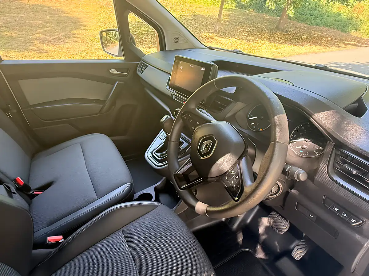Used 2024 Renault Kangoo Advance White - Interior and Exterior details 15
