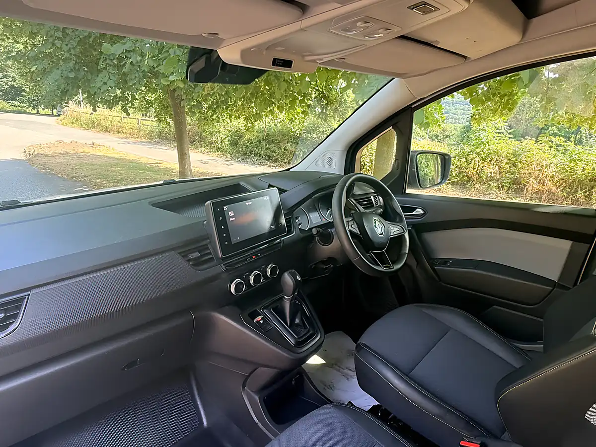 Used 2024 Renault Kangoo Advance White - Interior and Exterior details 16