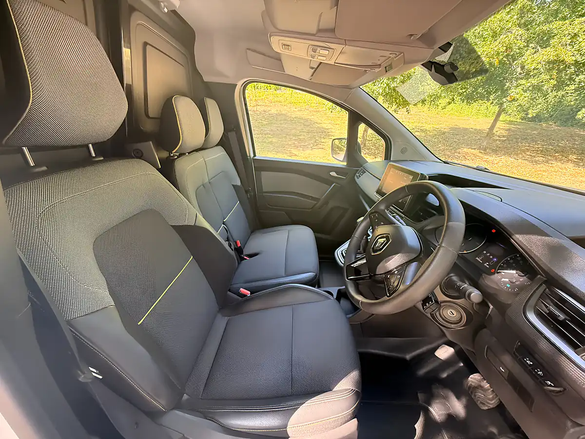 Used 2024 Renault Kangoo Advance White - Interior and Exterior details 17