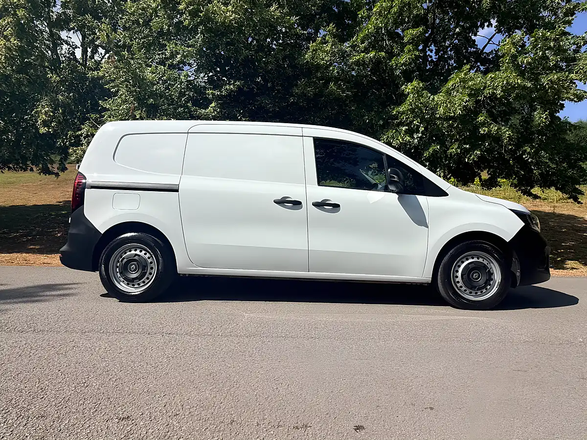 Used 2024 Renault Kangoo Advance White - Interior and Exterior details 3