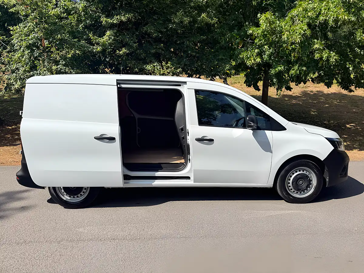 Used 2024 Renault Kangoo Advance White - Interior and Exterior details 4