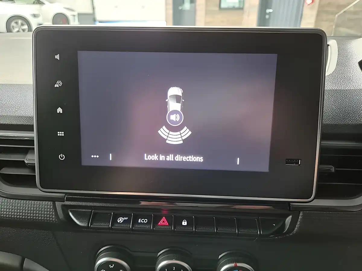 Used 2024 Renault Kangoo Advance White - Interior and Exterior details 18