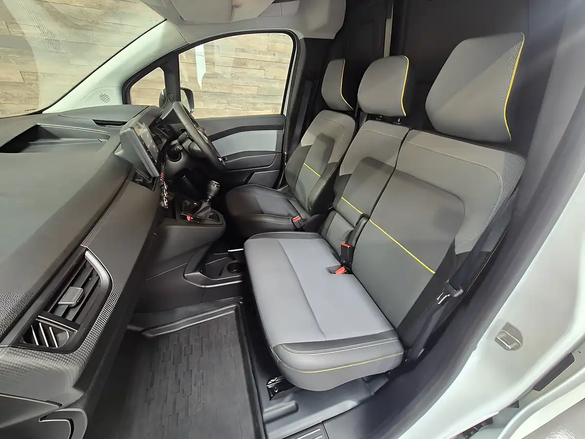 Used 2024 Renault Kangoo Advance White - Interior and Exterior details 9