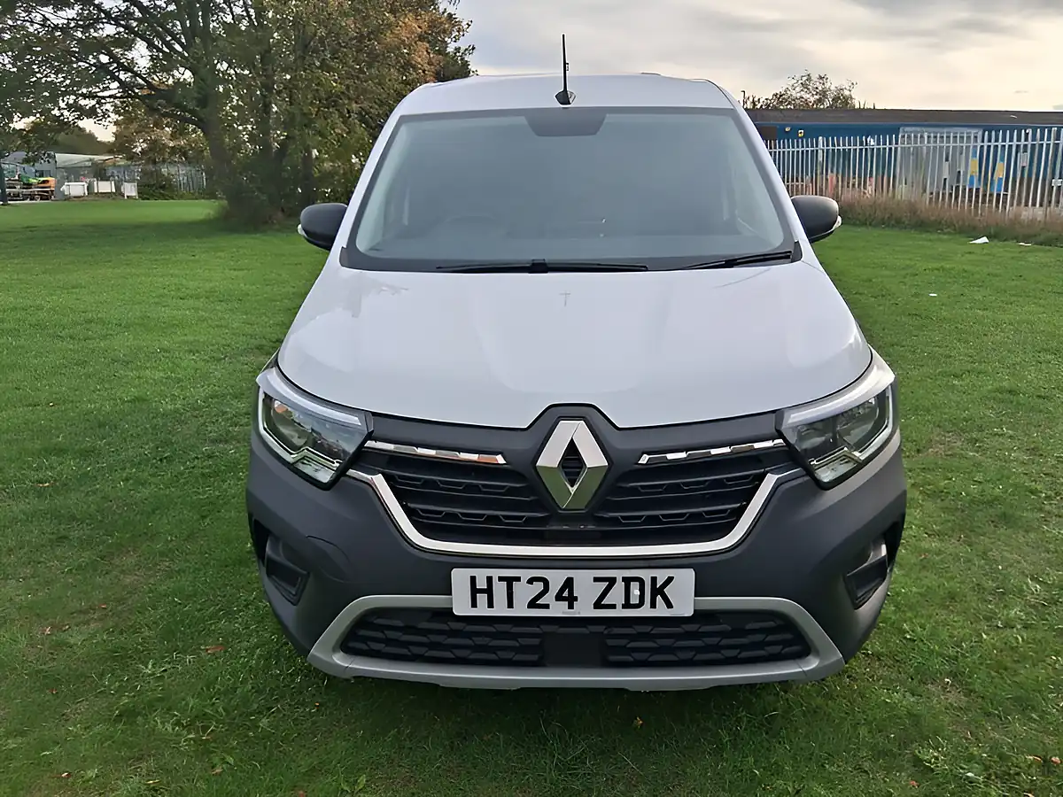 Used 2024 Renault Kangoo Advance White - Interior and Exterior details 8