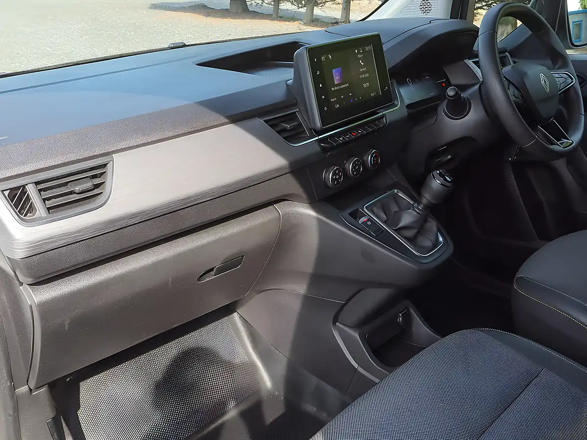Used 2024 Renault Kangoo Maxi Advance Mineral White - Interior and Exterior details 13