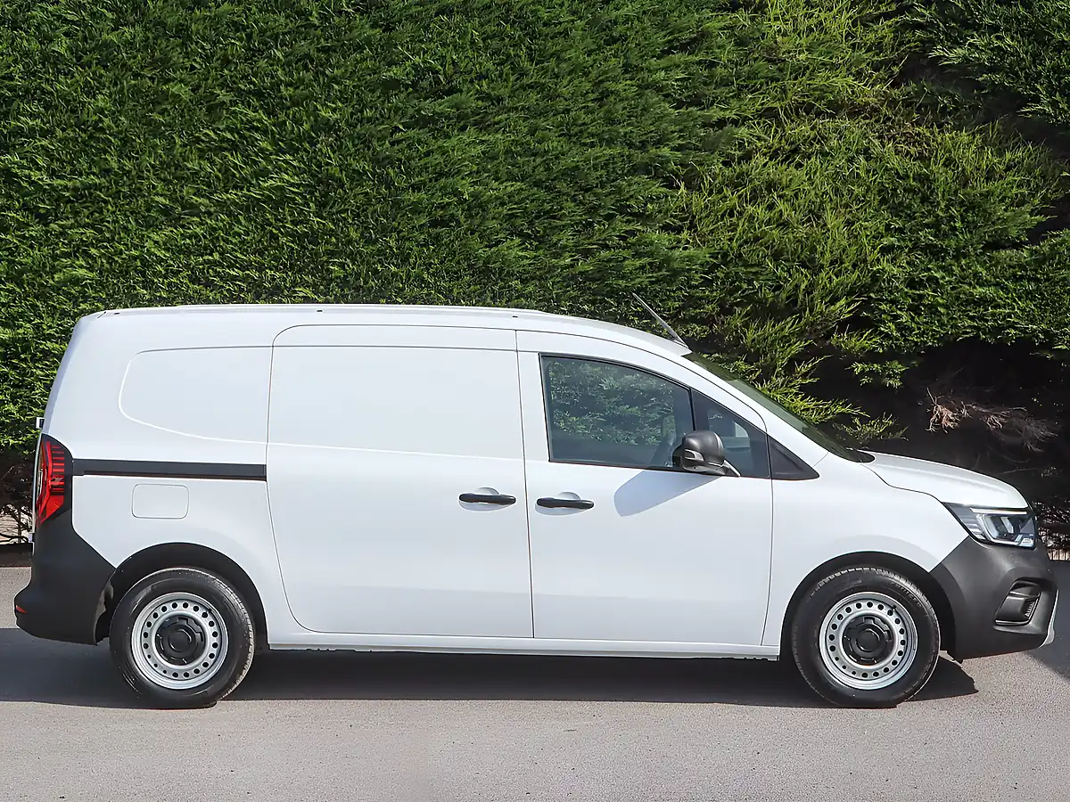Used 2024 Renault Kangoo Maxi Advance Mineral White - Interior and Exterior details 5